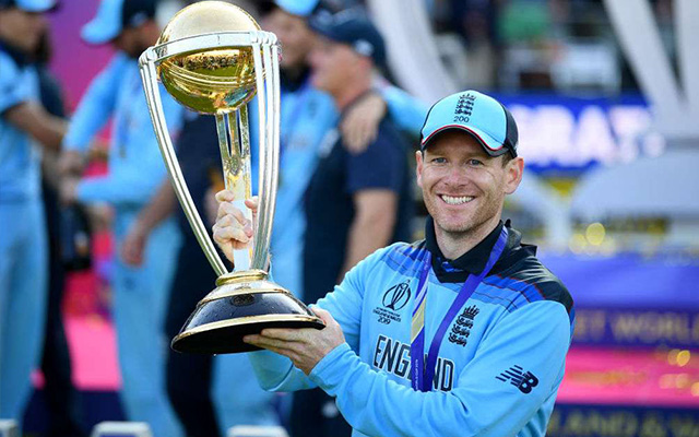 Eoin Morgan (Lifting WC 2019 Trophy)