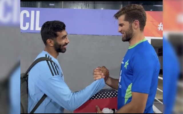 Shaheen gifting Bumrah in Asia Cup.