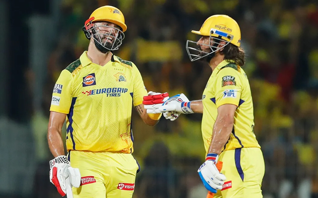 CSK vs PBKS: Daryl Mitchell completes two runs with MS Dhoni rooted to his crease at striker's end, video goes viral
