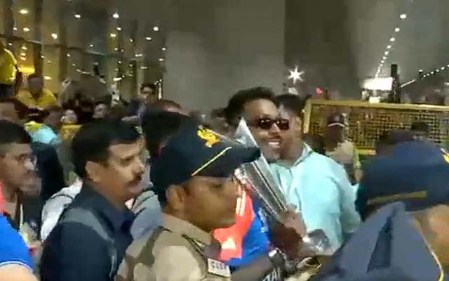 Hardik Pandya brings T20 World Cup to Mumbai as 'City of Dreams' drenches in success