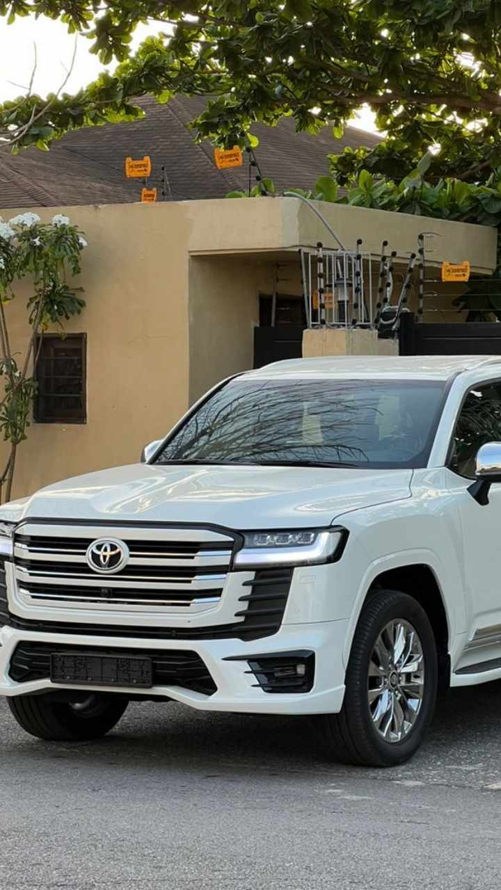 1726305057273_Toyota-Land-Cruiser.jpeg