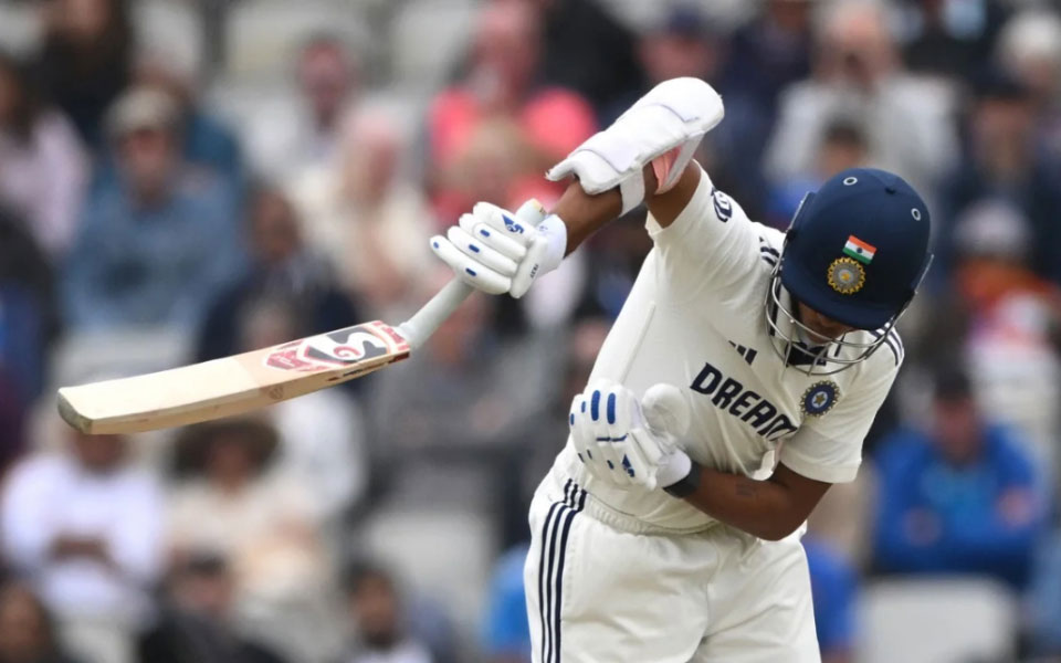 [WATCH] ENG vs IND 2025: Jaiswal's bat snaps against Woakes' nip backer in Manchester Test