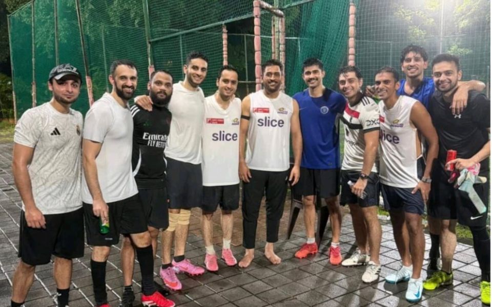 MS Dhoni in an MI training kit