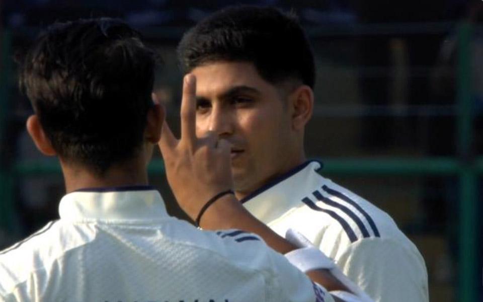 [WATCH] IND vs WI 2025: Shubman Gill faces head injury; Yashasvi Jaiswal hilariously conducts concussion test