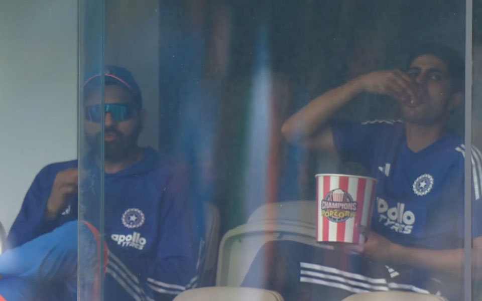 [WATCH] AUS vs IND 2025: Shubman Gill shares popcorn with Rohit Sharma during rain break in Perth | CricTracker