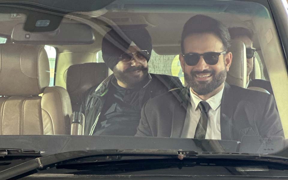 “Tum no 1 commentator ho aur no 1 insaan ho” – Navjot Singh Sidhu shares special message for Irfan Pathan