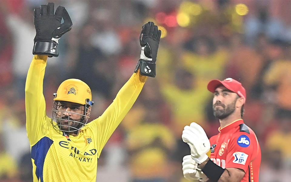 MS Dhoni with Glenn Maxwell