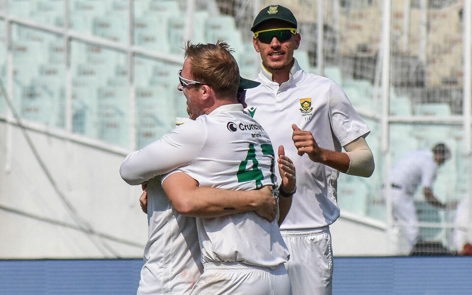IND vs SA 2025, 2nd Test: Simon Harmer celebrating a wicket with teammates