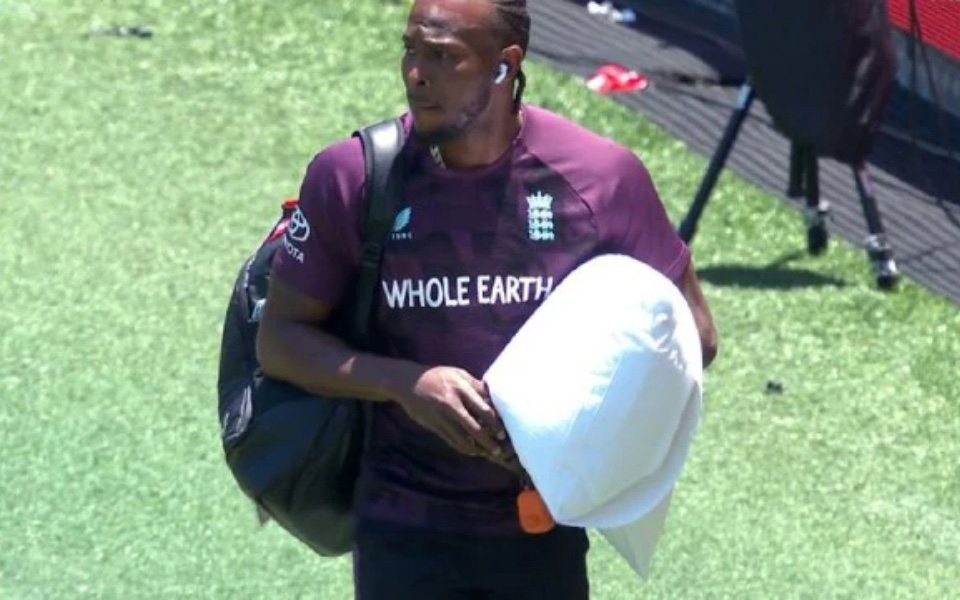 Ashes 2025-26: 'I’m sorry, but that’s a shocking look' - Hayden criticises Jofra Archer for carrying a pillow to the Gabba in 2nd Test