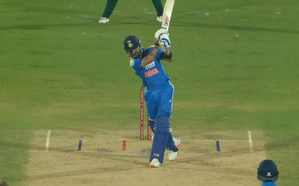 [Watch] IND vs SA 2025: Virat Kohli's no-look six in 3rd ODI breaks the internet