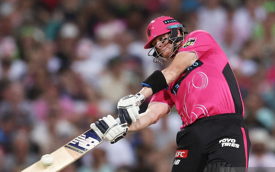 [WATCH] BBL 2025-26: Steve Smith smashes 107m monster six in Sydney derby