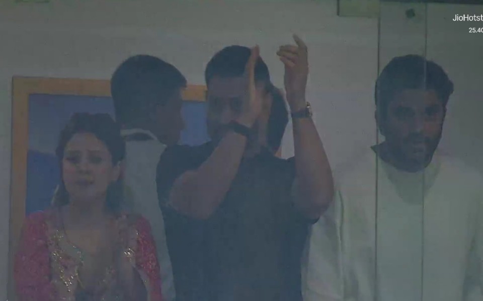 [WATCH] MS Dhoni marks attendance at Wankhede to cheer for India in T20 World Cup semi-final