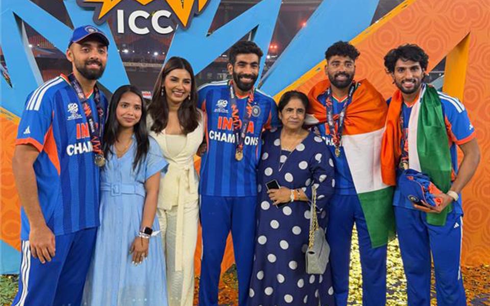 Varun Chakaravarthy with family and teammates