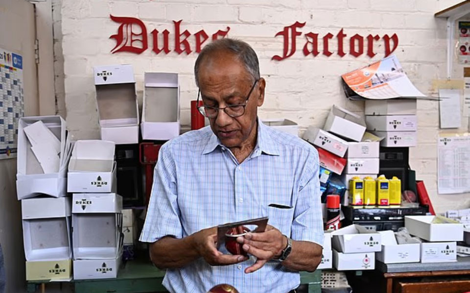 Dukes manufacturer faces ‘major crisis’ causing shortage of cricket balls amid ongoing Gulf War | CricTracker