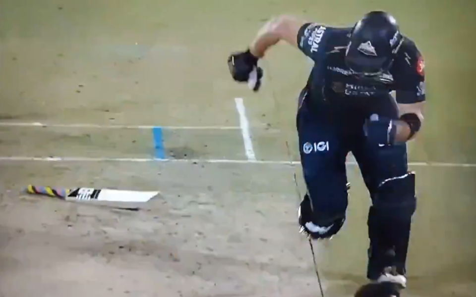 [WATCH] Glenn Phillips wins the internet after completing a run without his bat during DC vs GT