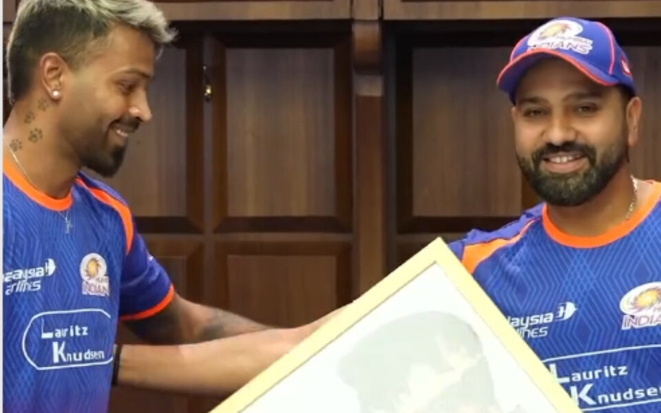 [WATCH] Hardik Pandya's heartfelt tribute to Rohit Sharma for completing 15 years at MI