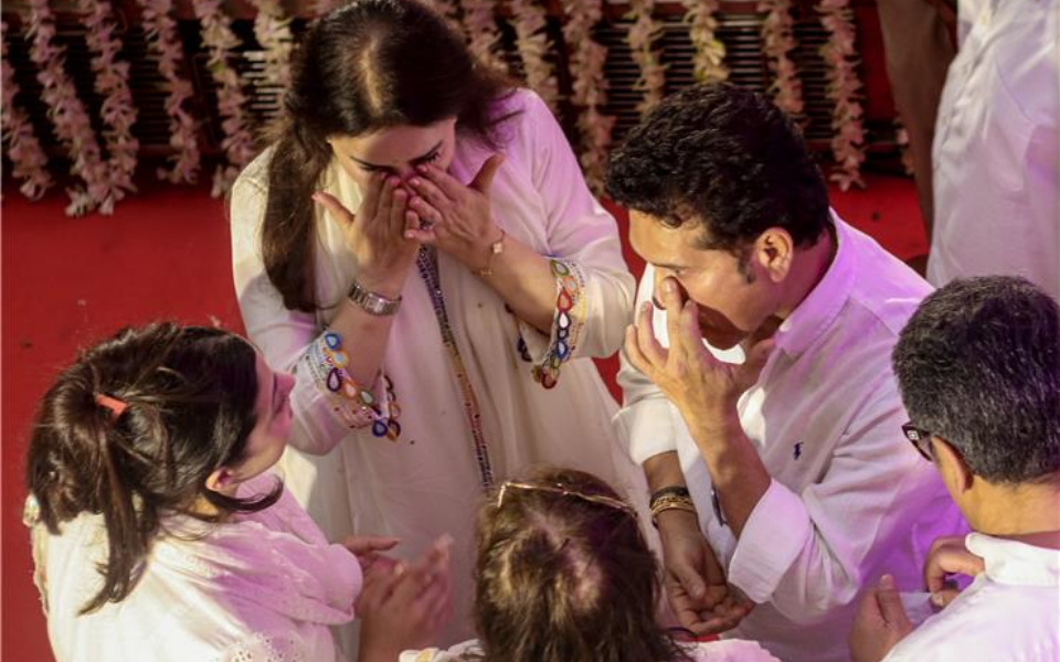 [WATCH] Sachin Tendulkar seen in tears at Asha Bhosle's funeral, wife Anjali too gets emotional