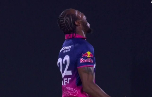 [WATCH] Jofra Archer reacts in angst as Travis Head escapes golden duck courtesy of Dhruv Jurel's dropped catch