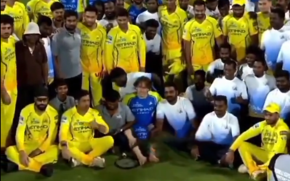 [WATCH] IPL 2026: MS Dhoni sits beside ground staff during CSK team photo