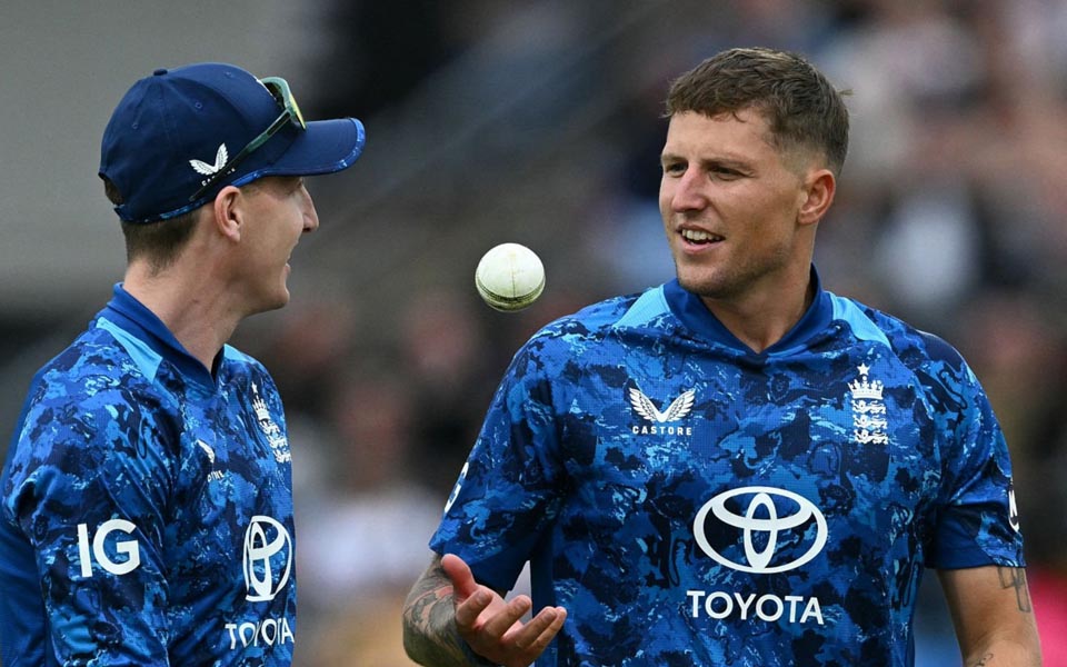 Harry Brook speaks with Brydon Carse (Source:Getty Images)