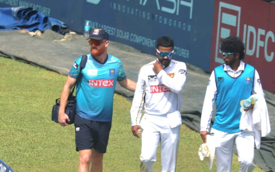 Dinesh Chandimal taken to hospital after shoulder and neck injury in Galle Test