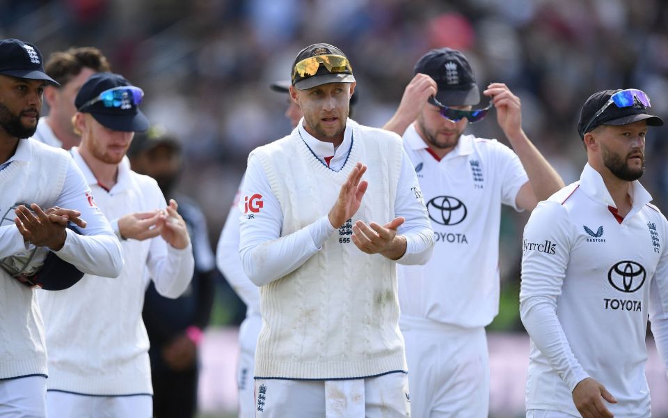 England beat Pakistan by 194 runs at Lord's to clinch series 2-0