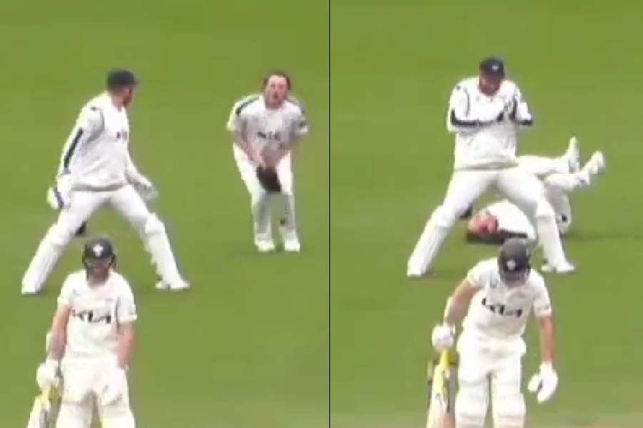 Jonny Bairstow inadvertently hits Dom Bess in groin area while returning ball, bursts into laughter during Surrey vs Yorkshire clash