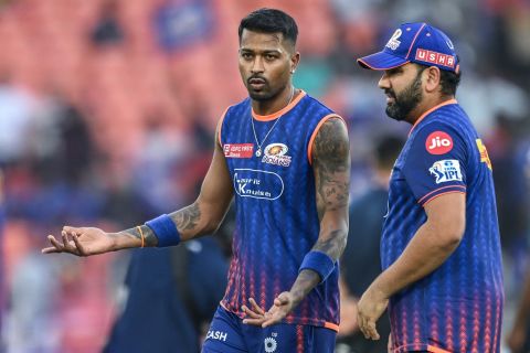 Hardik Pandya has a chat with Rohit Sharma, Punjab Kings vs Mumbai Indians, IPL 2025, Qualifier 2, Ahmedabad, June 1, 2025