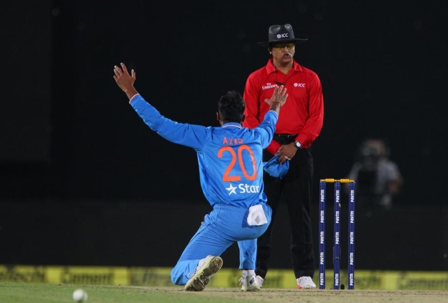 Axar Patel appeals to Umpire Vineet Kulkarni