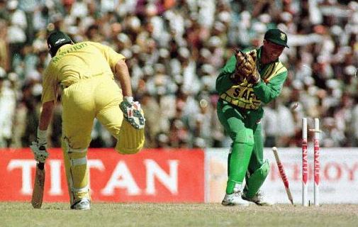 South Africa played Sri Lanka in the 1992 World Cup South Africa batted first and scored 195 with Petr Kirsten top-scoring with 47. (Photo Source:Action Photographics) 