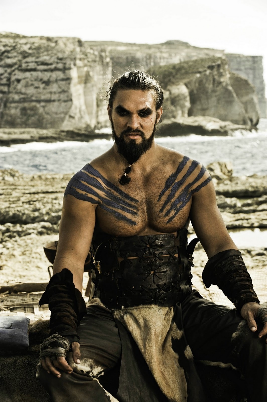 http://img2.wikia.nocookie.net/__cb20110425023255/gameofthrones/images/9/92/Drogo_1x01.jpg