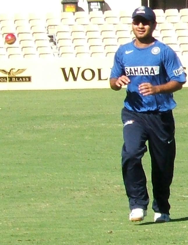 https://upload.wikimedia.org/wikipedia/commons/8/83/Piyush_Chawla_fielding.jpg