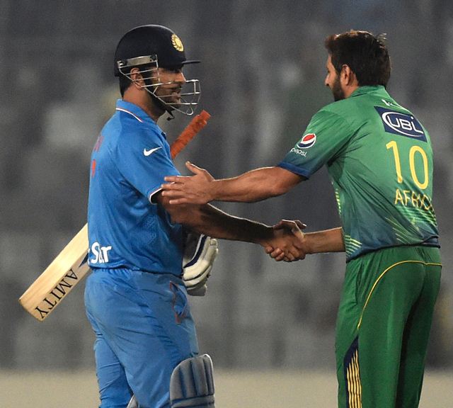 Shahid Afridi congratulates MS Dhoni on victory