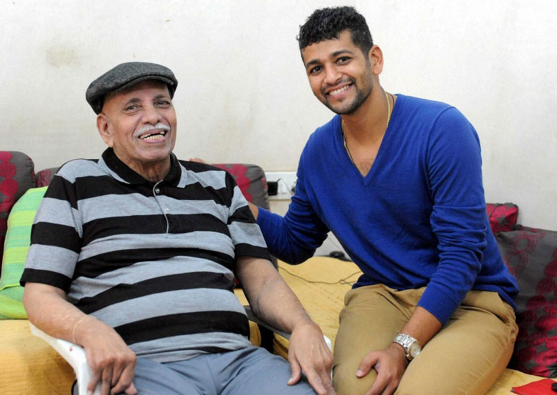 Amal Muzumdar with his coach Ramakant Achrekar. (Photo Source : PTI)