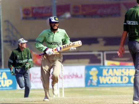 http://pakistanpaedia.com/oth_sports/pic_blindcricket-masoodjan.gif