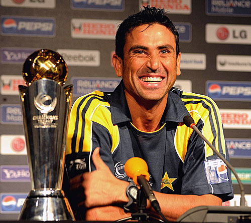 https://legslip.files.wordpress.com/2009/09/younus-khan-with-the-cup.jpg