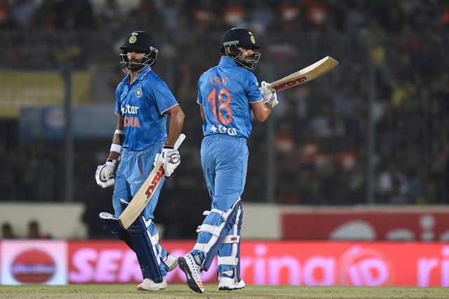 Virat Kohli (R) and Shikhar Dhawan (L)