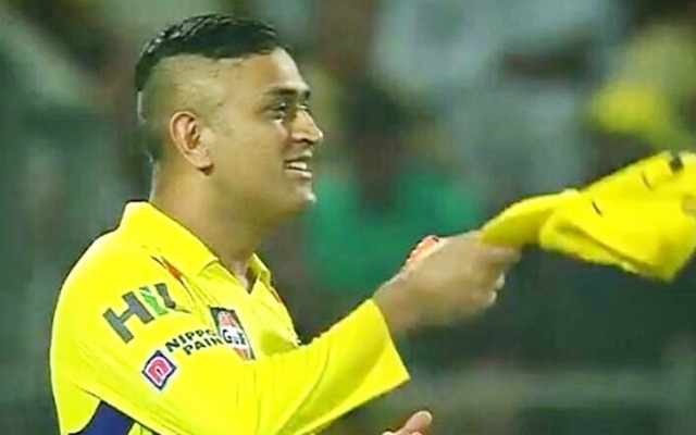 MS Dhoni flaunts his new hairstyle ahead of IPL 2020 as he lands in Chennai-chantamquoc.vn