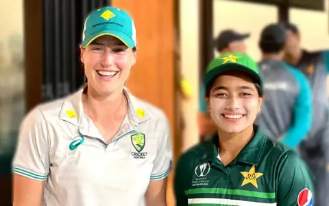 Fatima Sana and Ellyse Perry