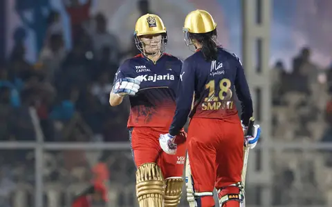 Sophie Devine and Smirit Mandhana