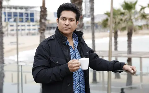 Sachin Tendulkar keeps 15-year promise to teammate who batted with broken hand for his India debut