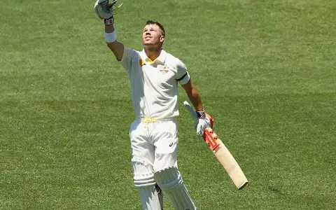 David Warner celebrates as he scores his 10th test century (Photo Source: Getty Images)