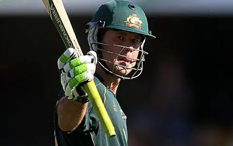 South Africa scored 326/3 with Graeme Smith making 84 and Jacques Kallis (80*) and Jonty Rhodes (71*) adding 135 for the 5th wicket. (Photo Source: Getty Images)