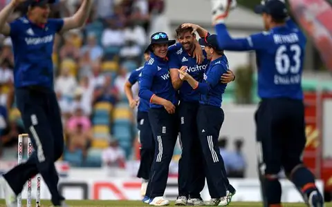 Liam Plunkett of England