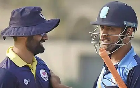 Parveez Rasool and MS Dhoni
