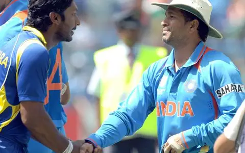 Kumar Sangakkara (L) with Sachin Tendulkar. AFP PHOTO/Indranil MUKHERJEEa (Photo by INDRANIL MUKHERJEE/AFP/Getty Images)
