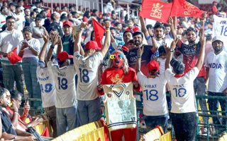 Sanjay Manjrekar in awe as fans paint Chinnaswamy white to honour Virat Kohli