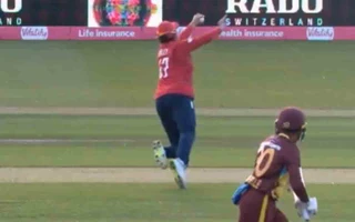 WATCH - Sophia Dunkley's stunning one-handed catch has Zaida James walk back