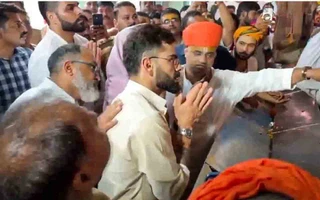[WATCH] Virat Kohli visits Hanumangarh Temple in Ayodhya with wife Anushka Sharma ahead of IPL Playoffs