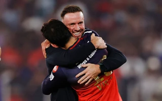 [WATCH] IPL 2025: Virat Kohli looks for AB de Villiers after RCB's victory, shares emotional hug